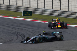 Valtteri Bottas, Mercedes AMG F1 W09, devant Max Verstappen, Red Bull Racing RB14 Tag Heuer