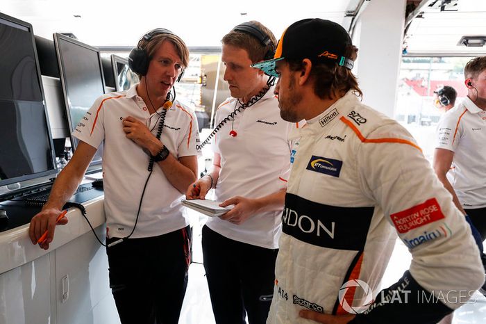 Fernando Alonso, McLaren, habla con sus ingenieros