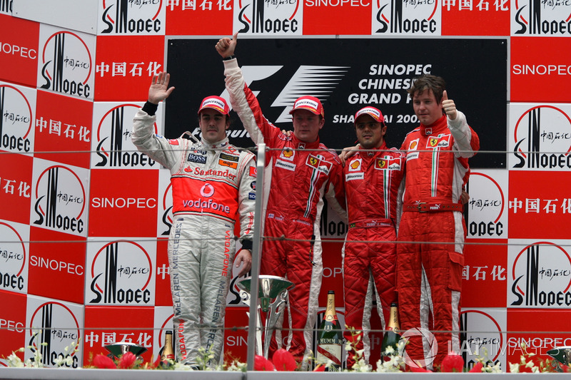 Podio: segundo puesto Fernando Alonso, McLaren, ganador de la carrera Kimi Raikkonen, Ferrari, tercer puesto Felipe Massa, Ferrari y Rob Smedley, ingeniero de carreras de Ferrari