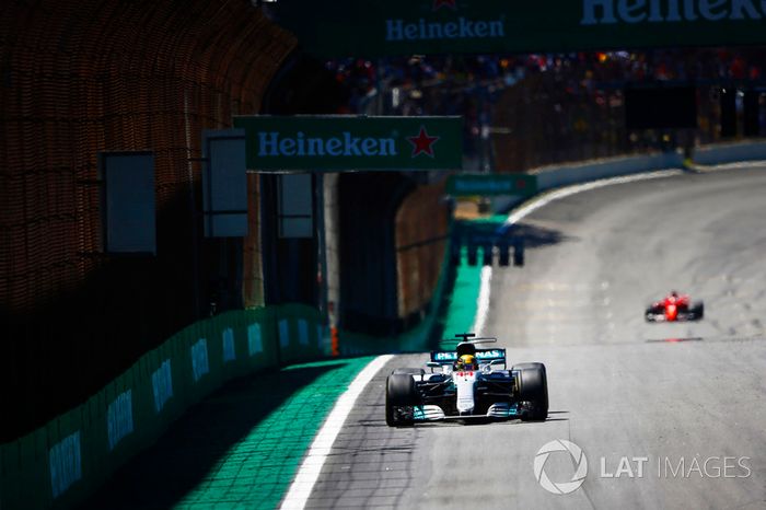 Lewis Hamilton, Mercedes AMG F1 W08, Sebastian Vettel, Ferrari SF70H