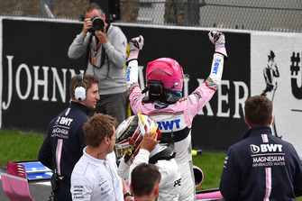 Esteban Ocon, Racing Point Force India F1 Team, festeggia nel parco chiuso