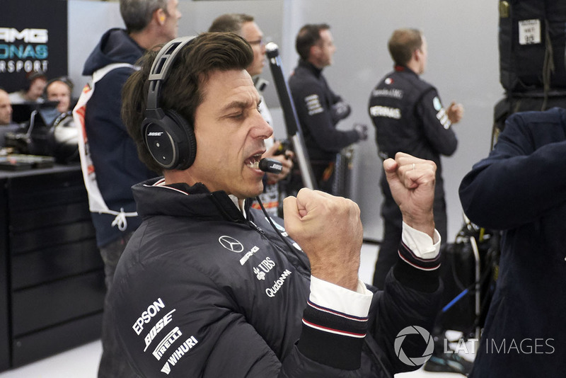Toto Wolff, Director Ejecutivo (Negocios), Mercedes AMG, celebra como Lewis Hamilton, Mercedes AMG F1, toma la pole