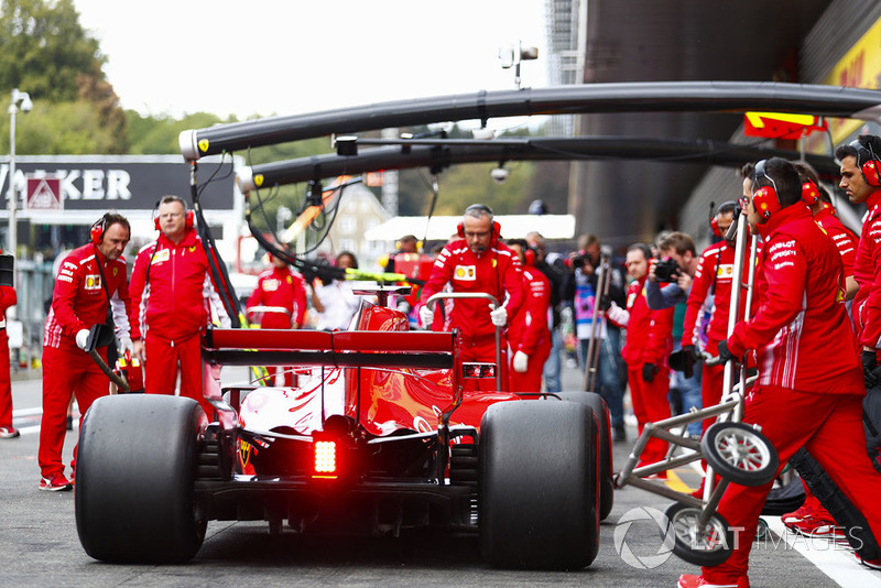 Kimi Raikkonen, Ferrari SF71H, makes a pit stop