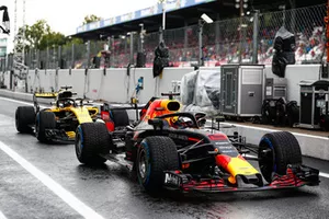 Daniel Ricciardo, Red Bull Racing RB14, voor Nico Hulkenberg, Renault Sport F1 Team R.S. 18