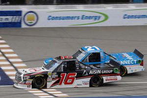 Fotofinish: 1. Brett Moffitt, Hattori Racing Enterprises, Toyota Tundra; 2. Johnny Sauter, GMS Racing, Chevrolet Silverado