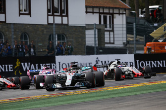 Lewis Hamilton, Mercedes AMG F1 W09, ; Sebastian Vettel, Ferrari SF71H, Sergio Perez, Racing Point Force India VJM11, Esteban Ocon, Racing Point Force India VJM1, et Romain Grosjean, Haas F1 Team VF-18, au départ