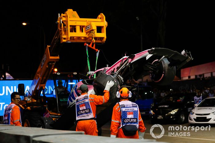 Oficiales de pista remueven el coche dañado deEsteban Ocon, Racing Point Force India VJM11