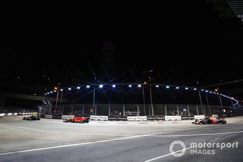 Lewis Hamilton, Mercedes AMG F1 W09 EQ Power+, Sebastian Vettel, Ferrari SF71H, y Max Verstappen, Red Bull Racing RB14