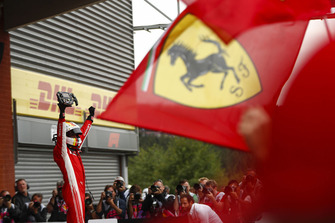 Sebastian Vettel, Ferrari, eerste positie, viert bij aankomst in Parc Ferme