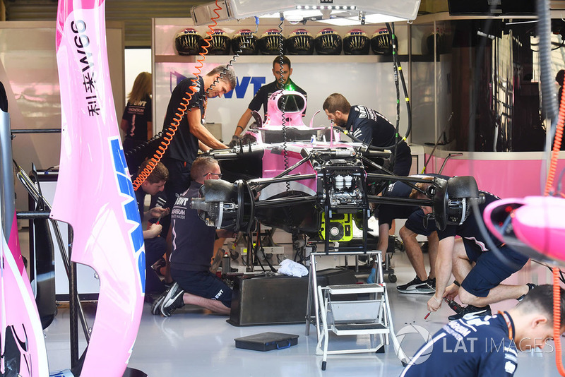 Force India VJM11 в боксах