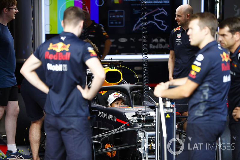 Pierre Gasly, Toro Rosso, nell'abitacolo di una Red Bull Racing RB14