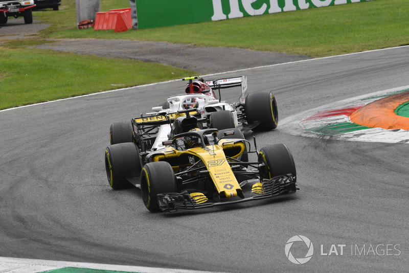 Nico Hulkenberg, Renault Sport F1 Team RS 18 and Charles Leclerc, Sauber C37 battle