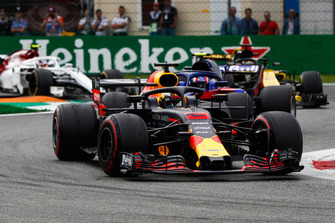 Daniel Ricciardo, Red Bull Racing RB14, devant Pierre Gasly, Toro Rosso STR13, Nico Hulkenberg, Renault Sport F1 Team R.S. 18, et Charles Leclerc, Sauber C37
