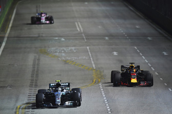 Valtteri Bottas, Mercedes AMG F1 W09 EQ Power+ and Daniel Ricciardo, Red Bull Racing RB14