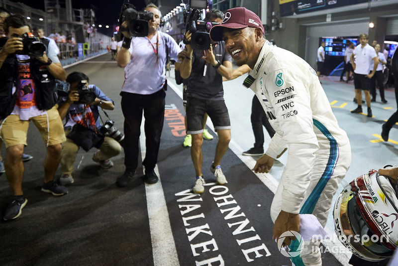 Lewis Hamilton 79. rajtelsősége a Forma-1-ben - F1 2018 - Szingapúri Nagydíj