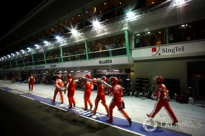 Los mecánicos de Ferrari vuelven tras auxiliar a Felipe Massa, Ferrari F2008