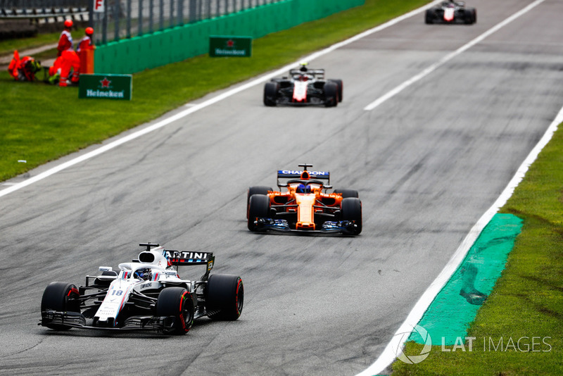Lance Stroll, Williams FW41, por delante de Fernando Alonso, McLaren MCL33, y Kevin Magnussen, Haas F1 Team VF-18