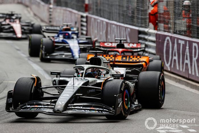 Oscar Piastri, McLaren MCL60, Nyck de Vries, AlphaTauri AT04