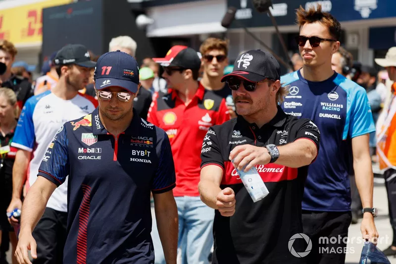 Sergio Perez, Red Bull Racing, et Valtteri Bottas, Alfa Romeo F1 Team 