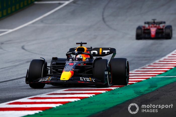 Max Verstappen, Red Bull Racing RB18, Charles Leclerc, Ferrari F1-75