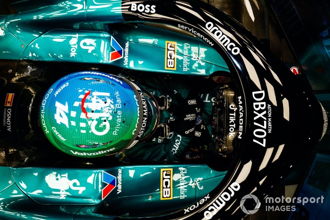 Fernando Alonso, Aston Martin F1 Team, en el cockpit