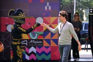 Esteban Gutiérrez, embajador de la marca Mercedes-AMG F1 Team, saluda a Mario Achi a su llegada a la pista.