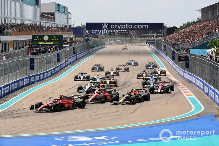 Charles Leclerc, Ferrari F1-75, Carlos Sainz, Ferrari F1-75, Max Verstappen, Red Bull Racing RB18, Sergio Pérez, Red Bull Racing RB18, el resto de la parrilla carga en la primera curva al inicio de la carrera