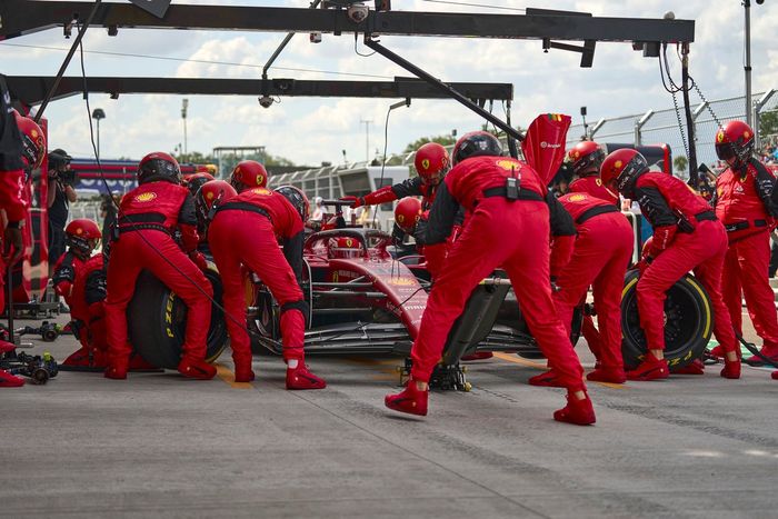 Charles Leclerc, Ferrari F1-75, pitstop