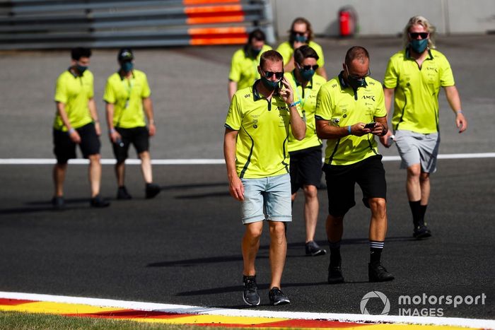 El equipo de Aston Martin Racing caminan por el circuito