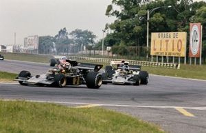 Emerson Fittipaldi, Lotus 72D Ford leads Ronnie Peterson, Lotus 72D Ford