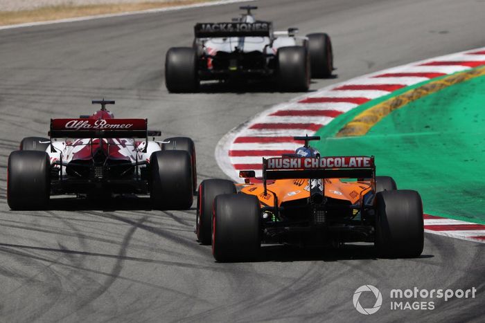 Romain Grosjean, Haas VF-20, Kimi Raikkonen, Alfa Romeo Racing C39, Carlos Sainz Jr., McLaren MCL35