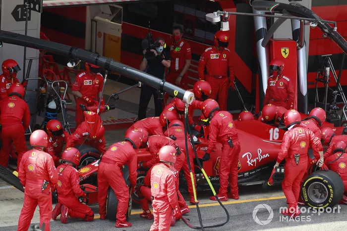 Charles Leclerc, Ferrari SF1000 se retira debido a una falla eléctrica