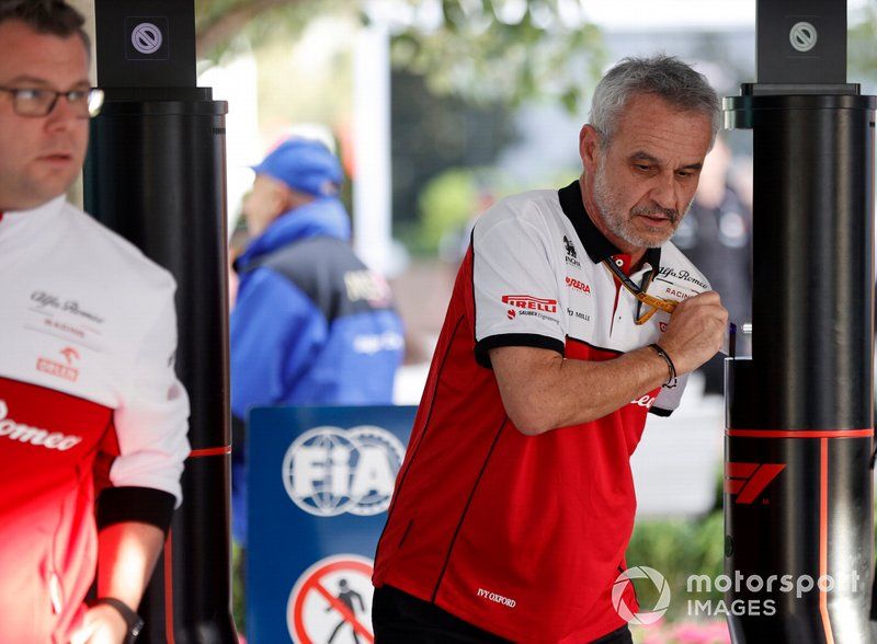 El personal de Alfa Romeo llega a la pista