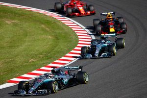Lewis Hamilton, Mercedes AMG F1 W09, Valtteri Bottas, Mercedes AMG F1 W09 y Sebastian Vettel, Ferrari SF71H 