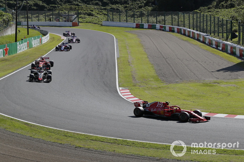 Kimi Raikkonen, Ferrari SF71H precede Romain Grosjean, Haas F1 Team VF-18