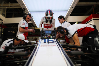 Charles Leclerc, Sauber, monte dans sa voiture