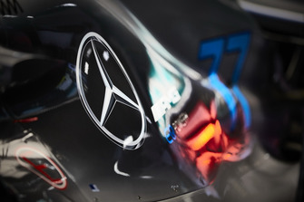 Un logo Mercedes sur la carrosserie de la Mercedes AMG F1 W09