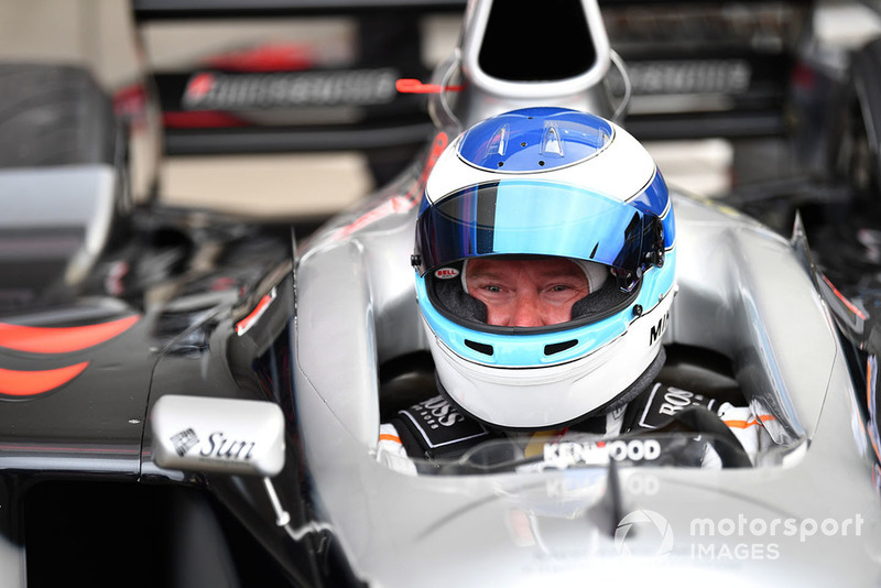 Mika Häkkinen pilote la McLaren MP4/13 à Suzuka