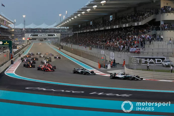 Lewis Hamilton, Mercedes-AMG F1 W09 y Valtteri Bottas, Mercedes-AMG F1 W09 al inicio