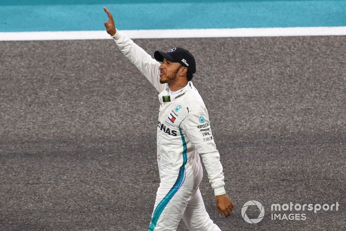 Ganador de la pole Lewis Hamilton, Mercedes AMG F1 celebra en Parc Ferme 