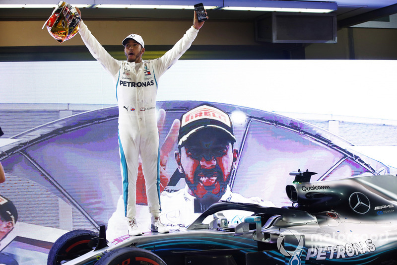 Lewis Hamilton, Mercedes AMG F1 W09 EQ Power+, celebra después de ganar la carrera