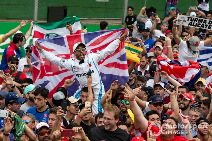 Lewis Hamilton, fan de Mercedes AMG F1 y bandera de la Unión y los fanáticos celebran