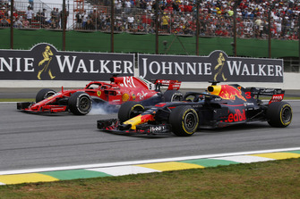 Daniel Ricciardo, Red Bull Racing RB14 and Sebastian Vettel, Ferrari SF71H battle