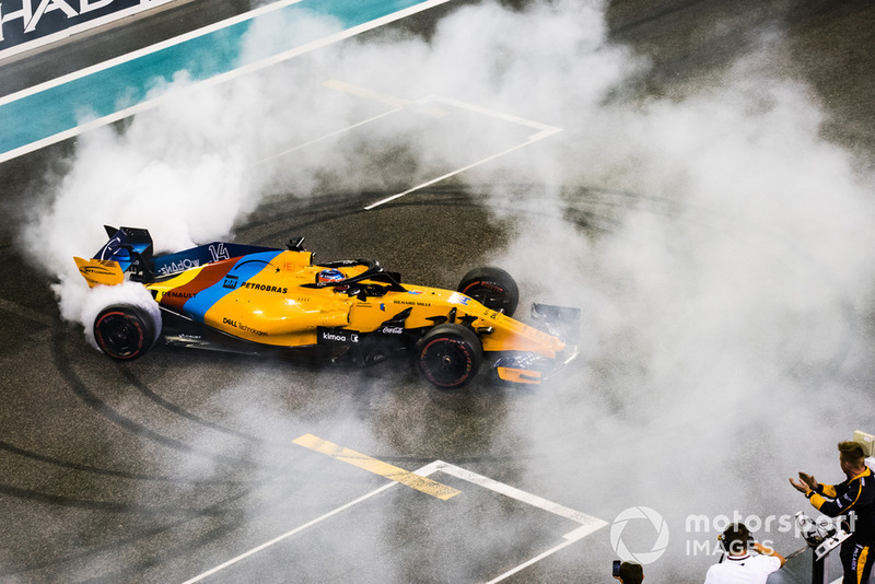 Fernando Alonso, McLaren MCL33, hace donas al final de su última carrera