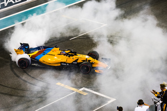 Fernando Alonso, McLaren MCL33, doet donuts