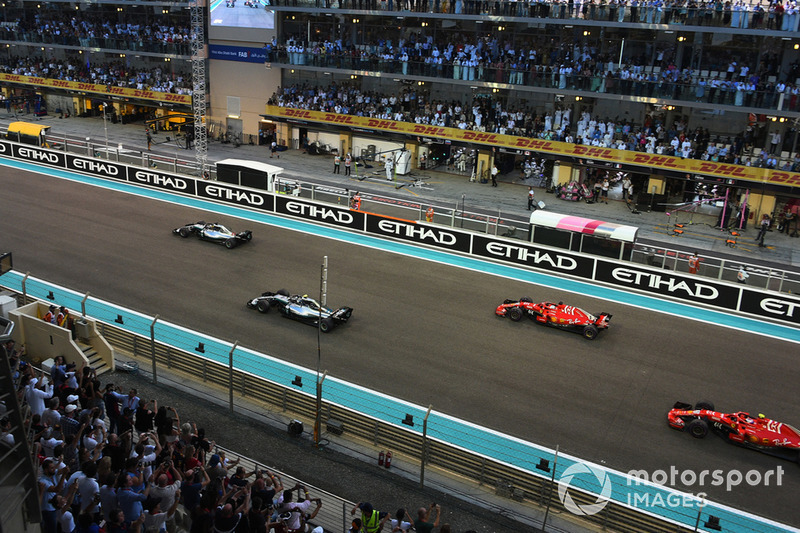 Lewis Hamilton, Mercedes-AMG F1 W09 leads Valtteri Bottas, Mercedes-AMG F1 W09 at the start of the race 