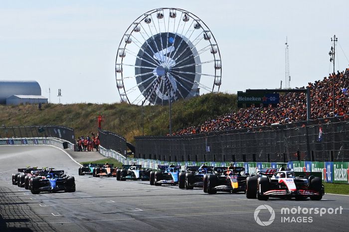 Kevin Magnussen, Haas VF-22, Sergio Pérez, Red Bull Racing RB18, Nicholas Latifi, Williams FW44, Alex Albon, Williams FW44, practican sus procedimientos de salida de carrera al final de la FP3