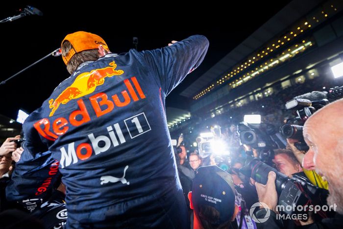 Campeón del Mundo Max Verstappen, Red Bull Racing celebra con el equipo el bicampeonato