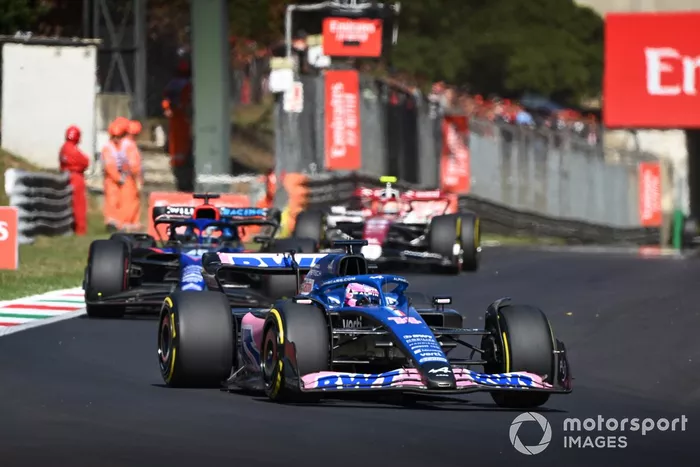 Fernando Alonso, Alpine A522, Fernando Alonso, Alpine A522, Zhou Guanyu, Alfa Romeo C42