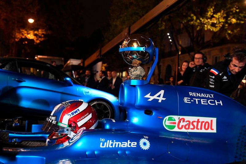 Esteban Ocon, Lotus E21 con los colores del Alpine F1 Team A522 y el Balón de Oro